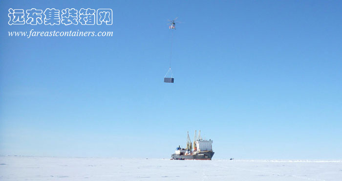 海運集裝箱被運送到集裝箱建筑的建造地點